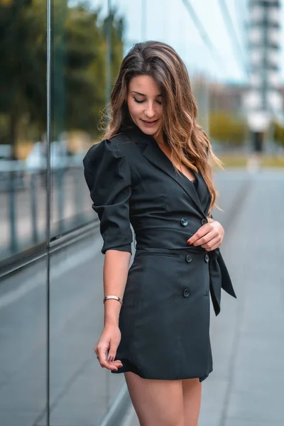 Retrato Mujer Joven Atractiva Ropa Elegante Posando Calle Ciudad — Foto de Stock