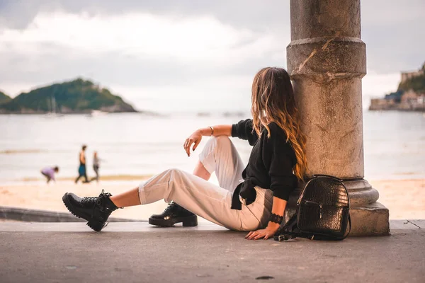 Estilo Vida Cidade Com Uma Menina Loira Calças Brancas Camisola — Fotografia de Stock