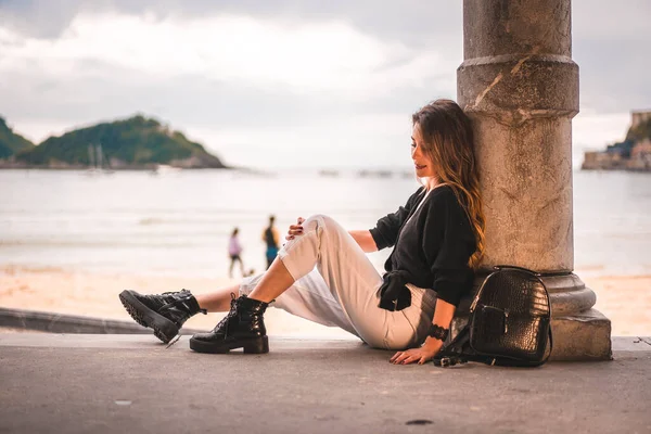 Estilo Vida Cidade Com Uma Menina Loira Calças Brancas Uma — Fotografia de Stock