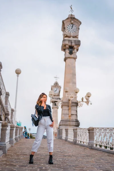 Estilo Vida Ciudad Con Una Chica Rubia Pantalones Blancos Una — Foto de Stock