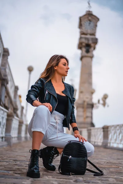 Estilo Vida Cidade Com Uma Menina Loira Calças Brancas Uma — Fotografia de Stock