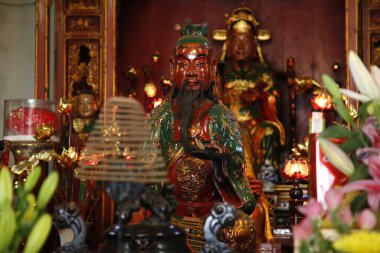 Hanoi, Vietnam 'da geleneksel bir tapınağın içinde.