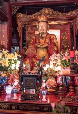 Hanoi, Vietnam 'da geleneksel bir tapınağın içinde.