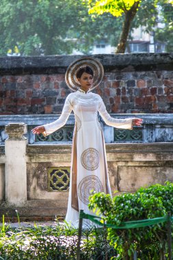 Hanoi, Vietnam - Ağustos 2017: Hanoi 'li yerel bir kadınla geleneksel Vietnam kıyafetleriyle yaşam tarzı oturumu