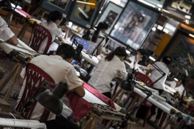 Üniformalı bir adam ve büyük bir uçak.