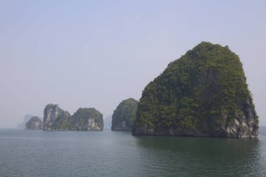 Kayalıklı güzel deniz manzarası, Bai Tu Long Bay, Vietnam