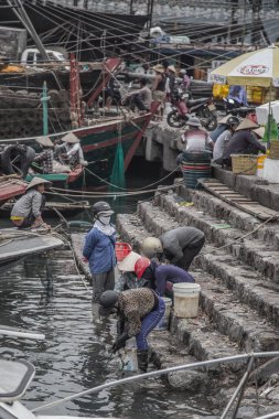 Fabrikada çalışan işçiler.