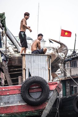 Çatıda silahlı, askeri üniformalı iki adam.