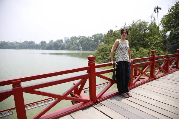 Kobieta Czerwonym Moście Nad Jeziorem Hanoi Wietnam — Zdjęcie stockowe