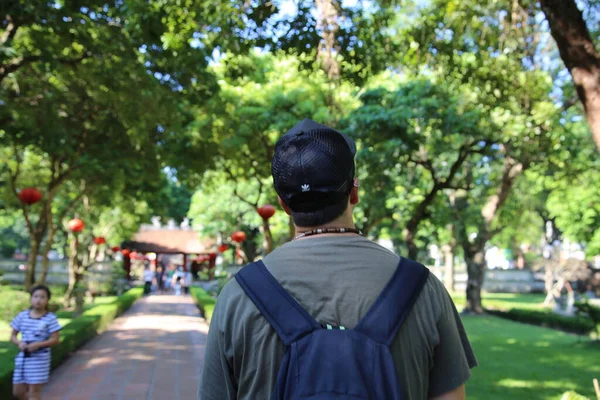 Bakifrån Man Med Ryggsäck Parken — Stockfoto