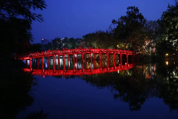 越南河内 2017年8月 河内市美丽的红湖大桥在夜间照明 — 图库照片
