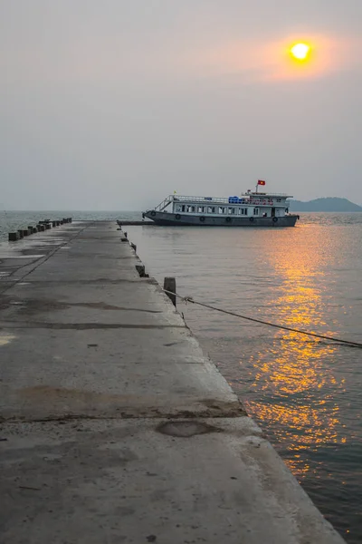 Widok Morze Molo Zachodzie Słońca Bai Long Bay Wietnam — Zdjęcie stockowe