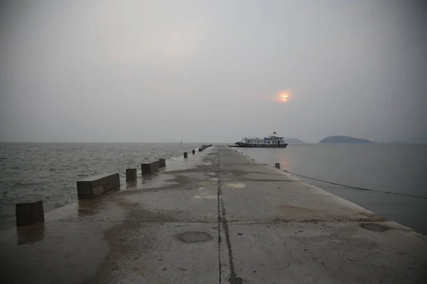 Widok Morze Molo Zachodzie Słońca Bai Long Bay Wietnam — Zdjęcie stockowe