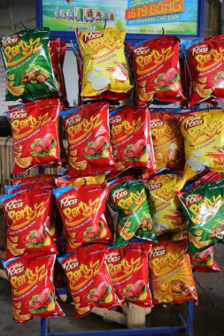 Bai Tu Long Bay, Vietnam - Ağustos 2017: Bai Tu Long Körfezi 'nde yerel patates kızartması