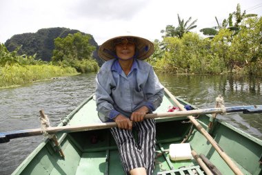 Ninh Binh, Vietnam - Ağustos 2017: Ninh Binh kanallarını gezmek için kadın rehber
