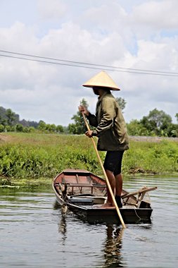 Ninh Binh, Vietnam - Ağustos 2017: Ninh Binh kanalında kürek çeken yerel balıkçı