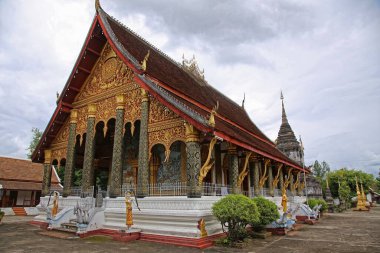 Luang Prabang, Laos - Ağustos 2017: Luang Prabang 'daki Wat Mai tapınağı