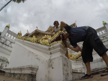 Luang Prabang, Laos - Ağustos 2017: Budist tapınağında çift 