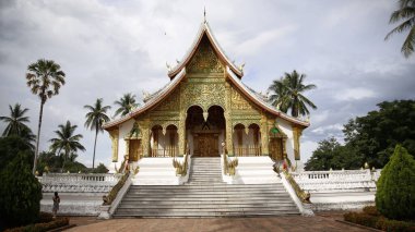Luang Prabang 'daki Wat Ho Pha Bang tapınağı cepheden görüldü, Laos
