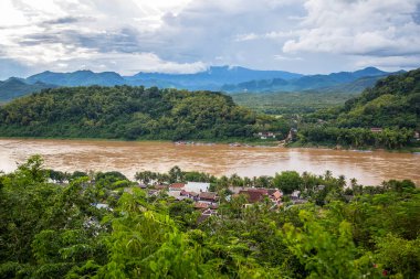 Luang Prabang, Laos - Ağustos 2017: Luang Prabang şehri ve güzel nehri