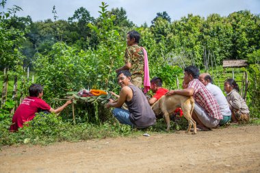 Luang Praban, Laos - Ağustos 2017: Luang Prabang 'ın yanındaki kırsal bir kasabada bir tören