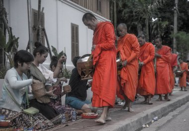  Luang Prabang, Laos - Ağustos 2018: Budist keşişler