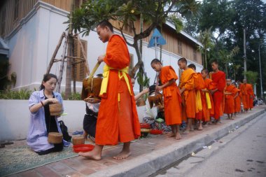  Luang Prabang, Laos - Ağustos 2018: Budist keşişler