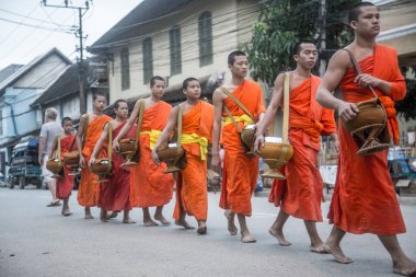  Luang Prabang, Laos - Ağustos 2018: Budist keşişler
