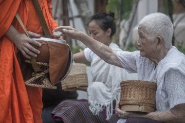 Luang Prabang, Laos - Ağustos 2018: Budist keşişler