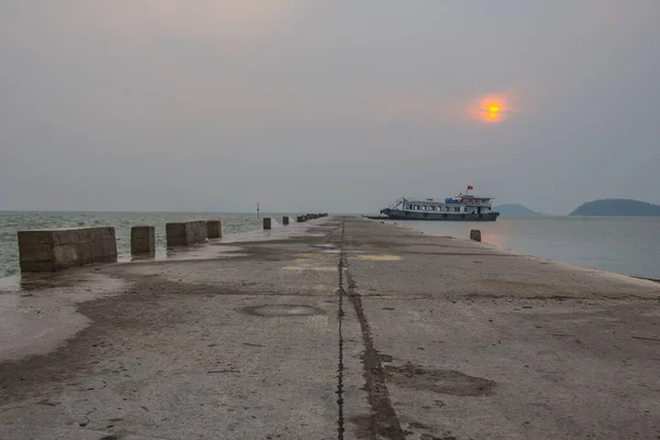 Widok Morze Molo Zachodzie Słońca Bai Long Bay Wietnam — Zdjęcie stockowe