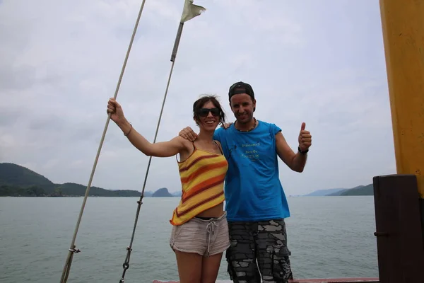 Couple Heureux Yachting Jour Nuageux — Photo