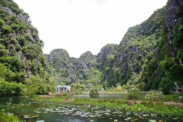 Bela Paisagem Rio Nas Montanhas Ninh Binh Vietnã — Fotografia de Stock