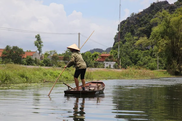 Ninh Binh Vietnam Août 2017 Pêcheur Local Ramant Dans Canal — Photo