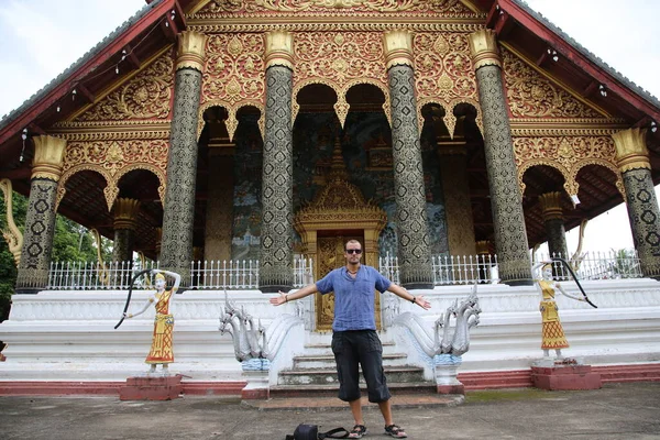 老挝卢邦 2017年8月 一名青年男子在卢邦令人印象深刻的万雄寺中 — 图库照片