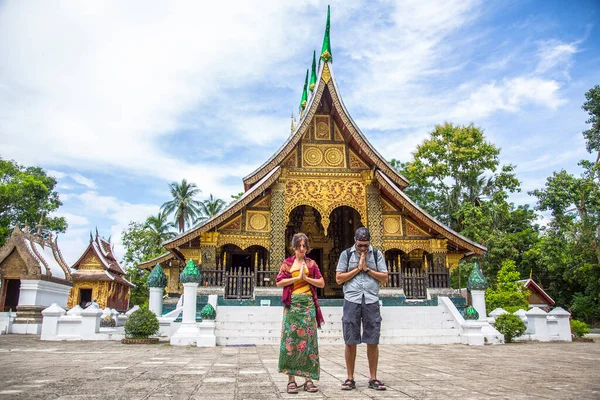 2017年8月 老挝卢安普拉邦 一对夫妇在万雄寺 — 图库照片