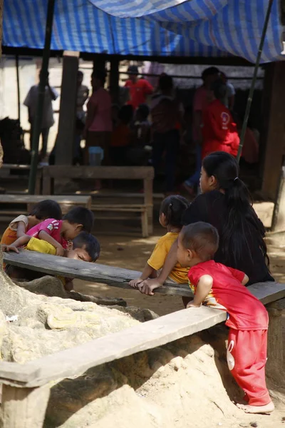 Luang Prabang Laos Srpen 2017 Děti Hrají Pod Domem Okřídleném — Stock fotografie