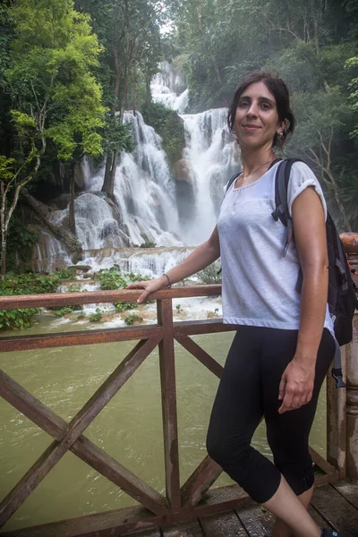 Jeune Femme Devant Cascade Luang Prabang Laos — Photo