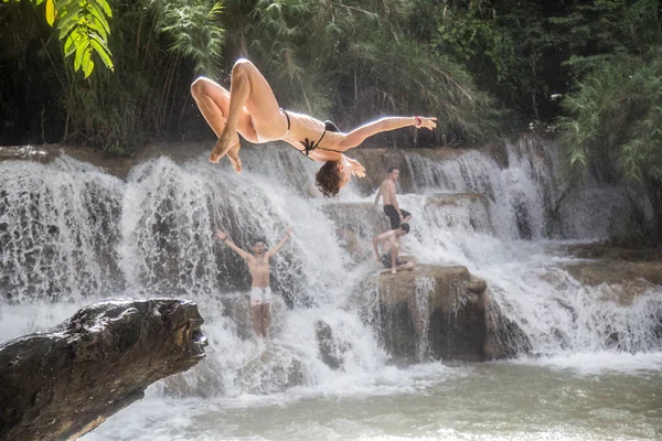 Junge Frau Springt Den Wasserfall — Stockfoto