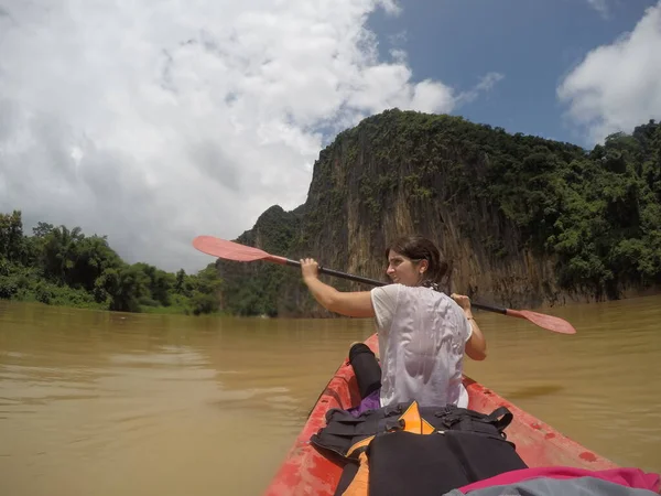 Une Femme Fait Kayak Dans Rivière Vue Derrière — Photo
