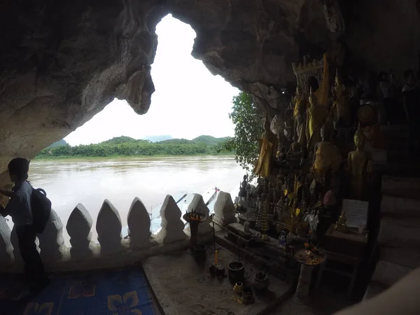 老挝卢安普拉邦 2017年8月 山洞中的古寺 — 图库照片