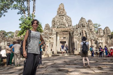 Angkor Wat, Siem Reap, Kamboçya 'nın antik harabelerinin önündeki kadın.
