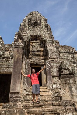Angkor Wat, Siem Reap, Kamboçya 'nın eski harabelerinin önündeki adam.