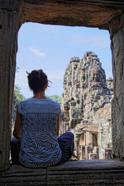 Angkor Wat, Siem Reap, Kamboçya 'nın antik kalıntılarına bakan kadın.