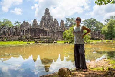 Angkor Wat, Siem Reap, Kamboçya 'nın antik kalıntılarına bakan kadın.