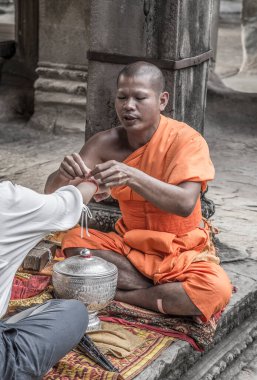 Angkor Wat, Siem Reap - Ağustos 2018 Angkor Wat tapınağında bir Budist keşiş