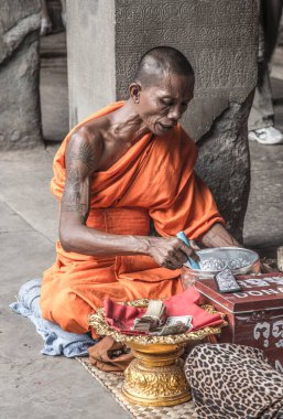 Angkor Wat, Siem Reap - Ağustos 2018 Angkor Wat tapınağında bir Budist keşiş