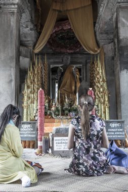Angkor Wat, Siem Reap, Kamboçya - Ağustos 2017: Antik tapınaktaki insanlar, Kamboçya 