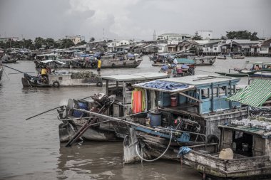 Rıhtımdaki balıkçı tekneleri, Delta del Mekong, Vietnam