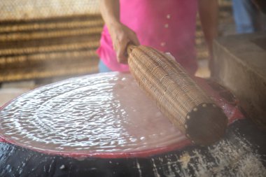 Mekong yüzen pazarında erişte hazırlıyorum, Vietnam.