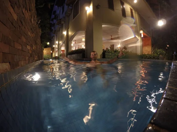 Hombre Relajante Piscina Del Hotel Por Noche — Foto de Stock